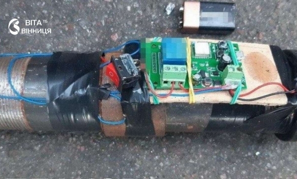 СБУ затримала неповнолітніх з вибуховим пристроєм у Вінниці СБУ затримала неповнолітніх з вибуховим пристроєм у Вінниці