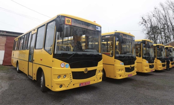 Ще дев’ять шкільних автобусів передали громадам Вінницького району Ще дев’ять шкільних автобусів передали громадам Вінницького району