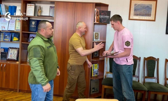 Штурмовик з Донеччини отримав медаль «За поранення» під час реабілітації у Хмільнику Штурмовик з Донеччини отримав медаль «За поранення» під час реабілітації у Хмільнику