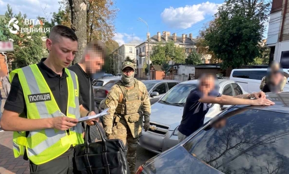 Шукав «клієнтів» у соцмережі у Вінниці засудили молодика, який обіцяв вивезти чоловіка за кордон Шукав «клієнтів» у соцмережі у Вінниці засудили молодика, який обіцяв вивезти чоловіка за кордон