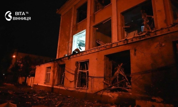 Склади з ліками, вокзали й житло по яких об'єктах вночі била росія, зокрема на Вінниччині Склади з ліками, вокзали й житло по яких об'єктах вночі била росія, зокрема на Вінниччині