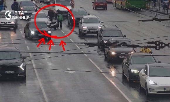 Скутер і легковий автомобіль Hyundai після зіткнення на вулиці Пирогова у Вінниці Скутер і легковий автомобіль Hyundai після зіткнення на вулиці Пирогова у Вінниці