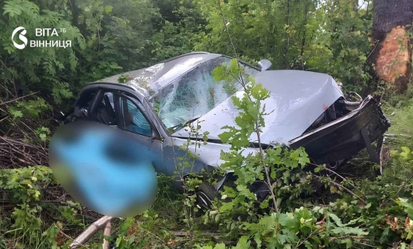 Смертельна аварія у Сокиринцях через п'яного керманича одна людина загинула, ще одна у лікарні Смертельна аварія у Сокиринцях через п'яного керманича одна людина загинула, ще одна у лікарні