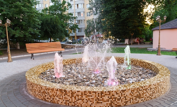 Біля "Центру матері та дитини" у Вінниці облаштували світловий фонтан