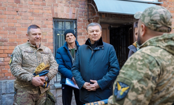 Тепловізори, зарядні станції та прожектори від Вінницької громади відправили оборонцям