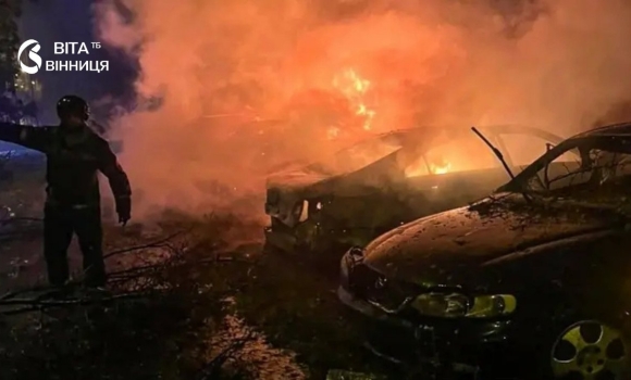 Три хвилі ракет за ніч у Києві загинули двоє людей, вибухова хвиля вибила вікна в пологовому Три хвилі ракет за ніч у Києві загинули двоє людей, вибухова хвиля вибила вікна в пологовому