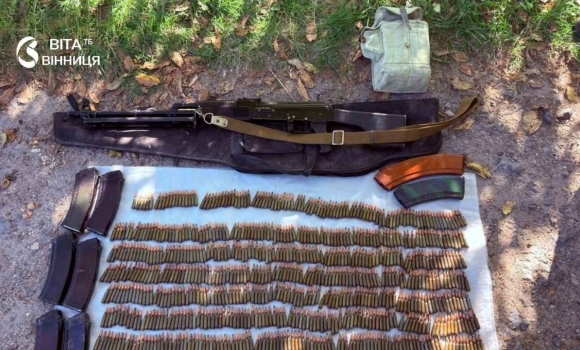 Тримав автомат і кулемет удома на Вінниччині викрили підпільного торговця зброєю Тримав автомат і кулемет удома на Вінниччині викрили підпільного торговця зброєю