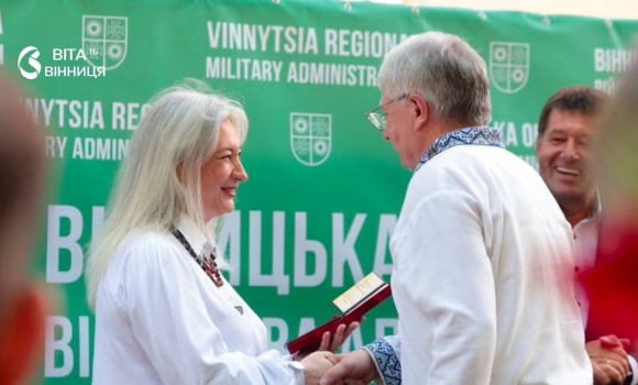 У День Конституції у Вінниці вручили державні нагороди та обласні відзнаки У День Конституції у Вінниці вручили державні нагороди та обласні відзнаки