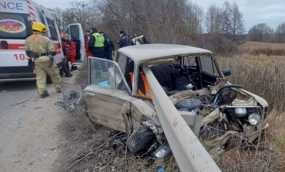 У ДТП на Вінниччині авто настромило на відбійник - водій загинув У ДТП на Вінниччині авто настромило на відбійник - водій загинув