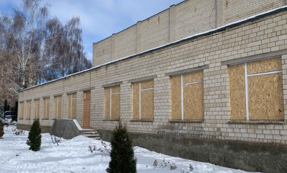 У Ладижині ліквідовують наслідки мворожої атаки подали тепло в гуртожиток, забили вікна У Ладижині ліквідовують наслідки мворожої атаки подали тепло в гуртожиток, забили вікна
