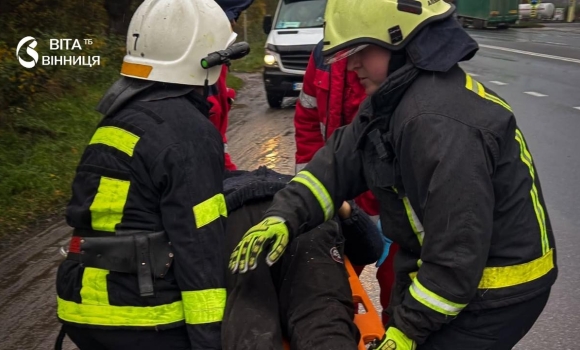 Зіткнення двох легковиків у Літині: як рятувальники діставали пораненого водія Зіткнення двох легковиків у Літині: як рятувальники діставали пораненого водія