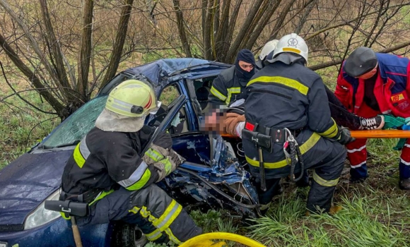 У Літинській громаді деблокували водійку з понівеченого автомобіля У Літинській громаді деблокували водійку з понівеченого автомобіля