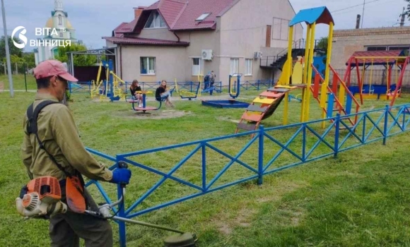У приватному секторі Вінниці розпочали ремонт дитячих майданчиків У приватному секторі Вінниці розпочали ремонт дитячих майданчиків