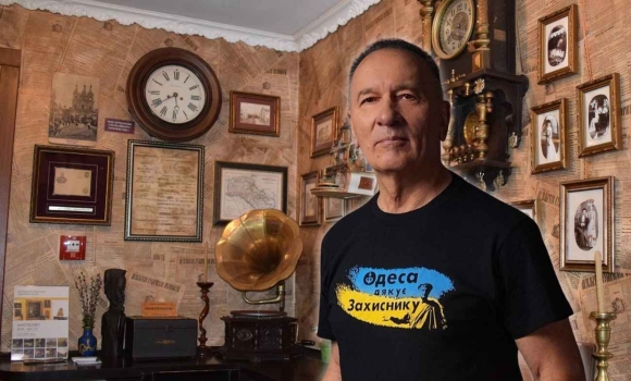 У центрі Вінниці народний артист влаштував імпровізований концерт для поранених героїв У центрі Вінниці народний артист влаштував імпровізований концерт для поранених героїв