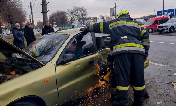 У Тульчині рятувальники деблокували людей з пошкодженого в аварії авто У Тульчині рятувальники деблокували людей з пошкодженого в аварії авто