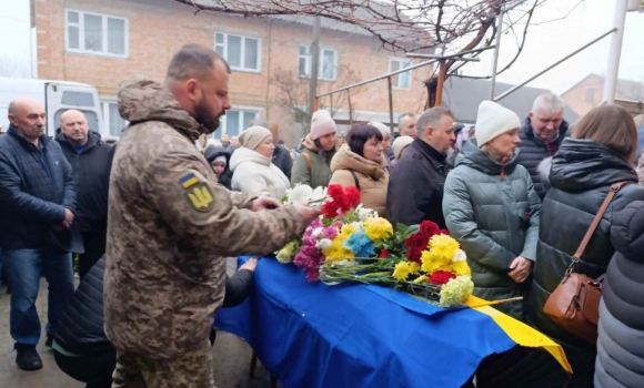 У Тульчинському районі прощались із загиблим воїном-земляком У Тульчинському районі прощались із загиблим воїном-земляком
