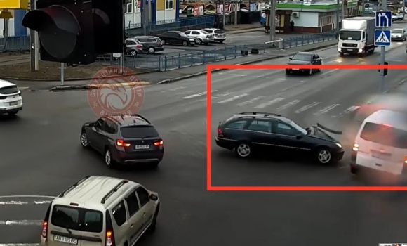 У Вінниці сталася аварія - не розминулись Mercedes та Volkswagen