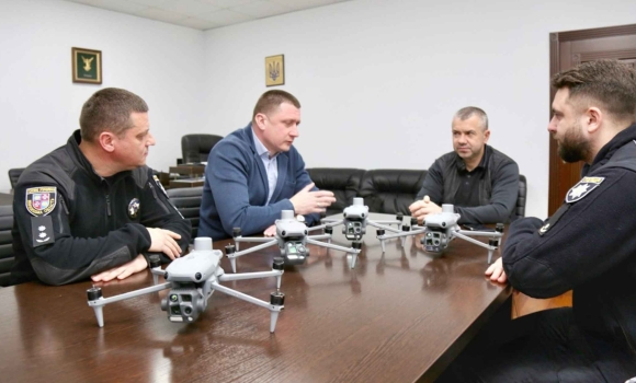 У Вінниці бійцям поліцейським-спецпризначенцям передали сучасні дрони У Вінниці бійцям поліцейським-спецпризначенцям передали сучасні дрони