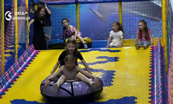 У Вінниці для дітей із табору «ЯМаріуполь.Родина» організували розваги в «Країні мрій» У Вінниці для дітей із табору «ЯМаріуполь.Родина» організували розваги в «Країні мрій»