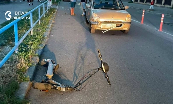 У Вінниці госпіталізували 12-річного хлопчика після ДТП з автомобілем У Вінниці госпіталізували 12-річного хлопчика після ДТП з автомобілем