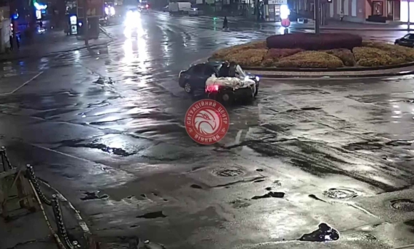 У Вінниці мотоцикліст протаранив на перехресті легкове авто У Вінниці мотоцикліст протаранив на перехресті легкове авто