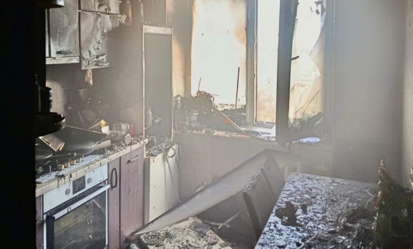 У Вінниці на 9 поверсі спалахнула квартира всередині був маленький хлопчик У Вінниці на 9 поверсі спалахнула квартира всередині був маленький хлопчик