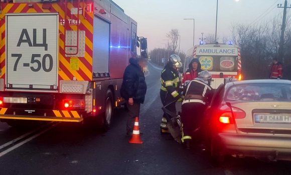 У Вінниці на вул. Левка Лук’яненка деблоковували водія з розтрощеної автівки У Вінниці на вул. Левка Лук’яненка деблоковували водія з розтрощеної автівки