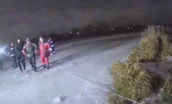 У Вінниці патрульні врятували чоловіка, який провалився під кригу Південного Бугу У Вінниці патрульні врятували чоловіка, який провалився під кригу Південного Бугу