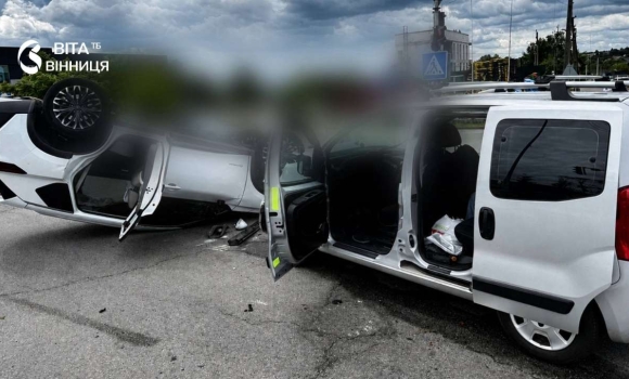 У Вінниці перекинувся автомобіль після ДТП на Немирівському шосе У Вінниці перекинувся автомобіль після ДТП на Немирівському шосе