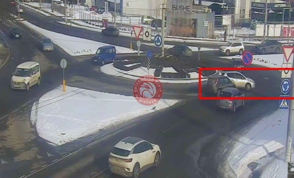 У Вінниці сталася ДТП на круговому перехресті У Вінниці сталася ДТП на круговому перехресті