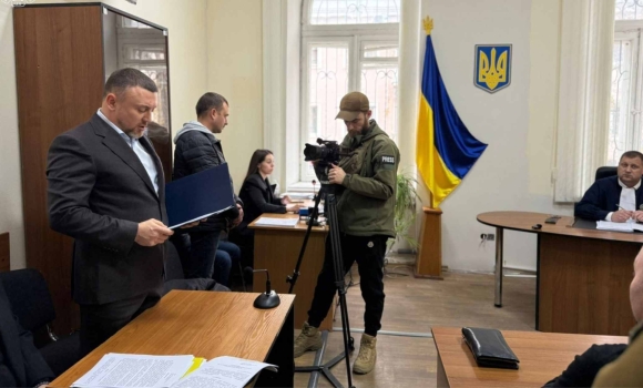 У Вінниці суд продовжив тримання під вартою підозрюваного у подвійному вбивстві У Вінниці суд продовжив тримання під вартою підозрюваного у подвійному вбивстві