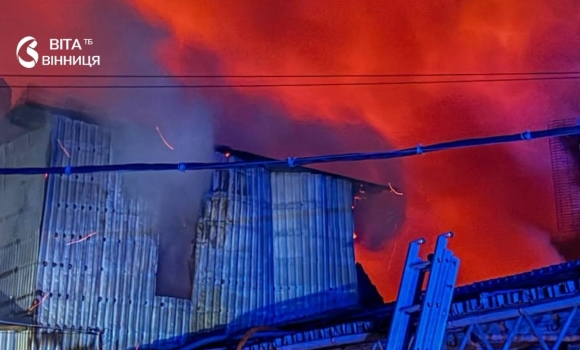 У Вінниці вночі згоріло 350 кв.м складських приміщень причини масштабної пожежі встановлюють У Вінниці вночі згоріло 350 кв.м складських приміщень причини масштабної пожежі встановлюють