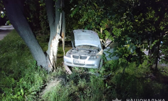 У Вінниці водій BMW не впорався із керуванням та протаранив дерево
