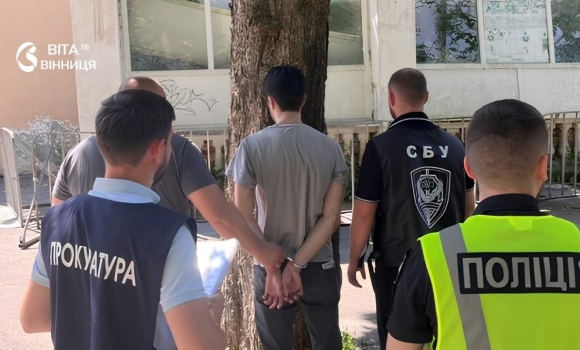 У Вінниці затримали шахрая, який за 8 тисяч доларів обіцяв вирішити питання з мобілізацією через ТЦК У Вінниці затримали шахрая, який за 8 тисяч доларів обіцяв вирішити питання з мобілізацією через ТЦК