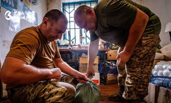 У вінницькій бригаді показали як щодня збирають посилки для бійців на позиціях У вінницькій бригаді показали як щодня збирають посилки для бійців на позиціях