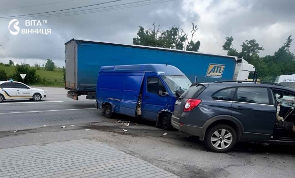 У Вінницькому районі через вантажівку сталася потрійна ДТП з постраждалою У Вінницькому районі через вантажівку сталася потрійна ДТП з постраждалою