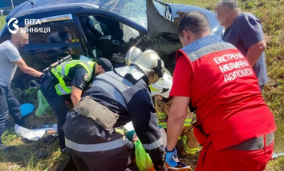 У Вінницькому районі рятувальники визволяли постраждалу після ДТП жінку з авто У Вінницькому районі рятувальники визволяли постраждалу після ДТП жінку з авто