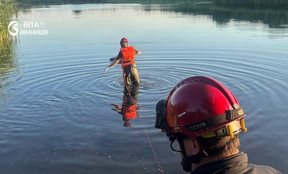 У Вінницькому районі виявили тіло жінки у місцевій водоймі обставини з'ясовує поліція У Вінницькому районі виявили тіло жінки у місцевій водоймі обставини з'ясовує поліція