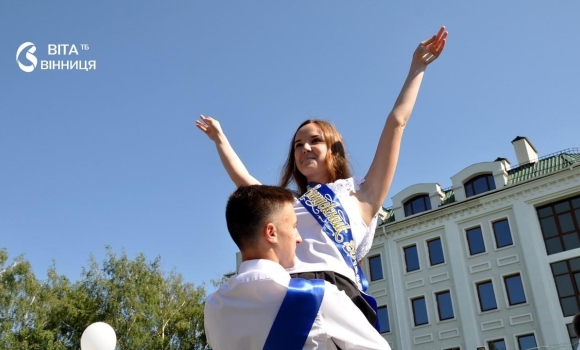 У Жмеринці через спеку навіть перенесли початок випускного вечора У Жмеринці через спеку навіть перенесли початок випускного вечора