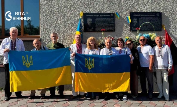 У Жмеринці відкрили пам'ятні дошки президентам УНР в екзилі Лівицьким У Жмеринці відкрили пам'ятні дошки президентам УНР в екзилі Лівицьким