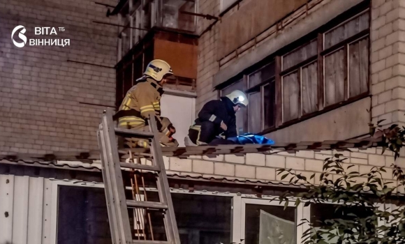 Упав на дах прибудови у Жмеринці рятувальники допомогли підлітку після падіння з висоти Упав на дах прибудови у Жмеринці рятувальники допомогли підлітку після падіння з висоти