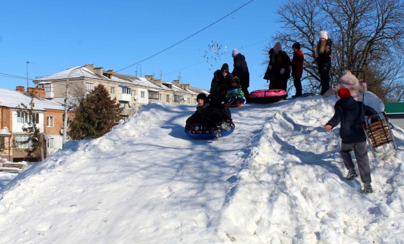В Іллінцях комунальники не лише розчистили сніг, а й подарували дітям снігову гірку В Іллінцях комунальники не лише розчистили сніг, а й подарували дітям снігову гірку