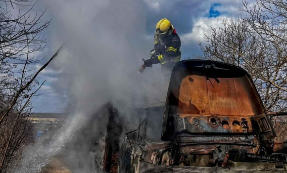 Вантажівка з дровами горіла на Вінниччині рятувальникам вдалось врятувати вантаж Вантажівка з дровами горіла на Вінниччині рятувальникам вдалось врятувати вантаж