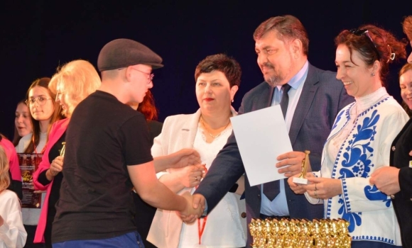 Від Дніпра до Києва понад 160 юних акторів підкорили професійну сцену у Вінниці Від Дніпра до Києва понад 160 юних акторів підкорили професійну сцену у Вінниці