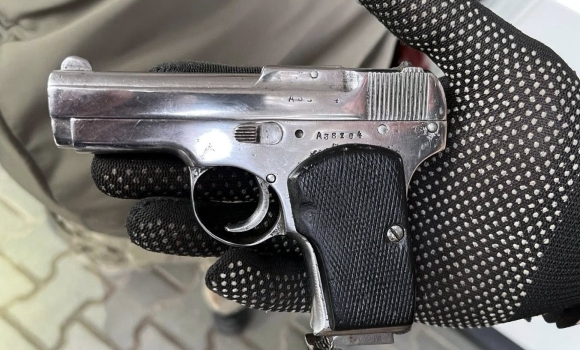 Вінницькі митники вилучили пістолет і 45 набоїв у водія Вінницькі митники вилучили пістолет і 45 набоїв у водія