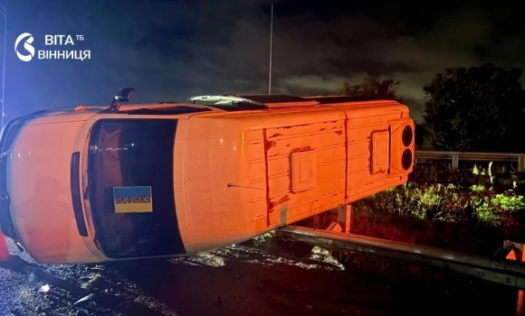 Водій маршрутки врізався у відбійник на вінницькій трасі М-30 травмувалися дві пасажирки Водій маршрутки врізався у відбійник на вінницькій трасі М-30 травмувалися дві пасажирки