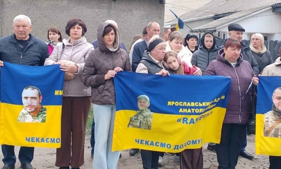 Вони мають повернутися на Вінниччині облаштували Алею Надії з портретами оборонців Вони мають повернутися на Вінниччині облаштували Алею Надії з портретами оборонців