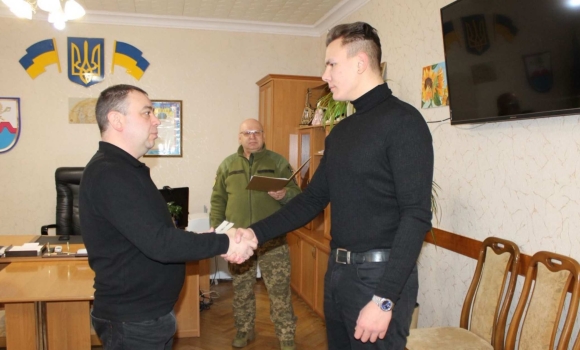 Воїну, що провернувся з полону, у Могилеві-Подільському вручили нагороду за незламність Воїну, що провернувся з полону, у Могилеві-Подільському вручили нагороду за незламність