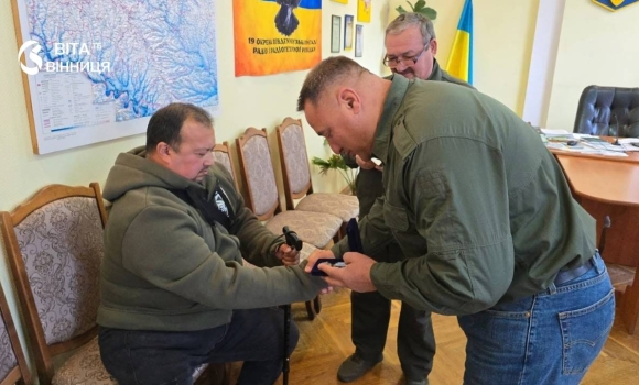 Втратив ногу в бою на Луганщині ветерана з Крижопільщини відзначили медаллю «За військову службу Україні» Втратив ногу в бою на Луганщині ветерана з Крижопільщини відзначили медаллю «За військову службу Україні»