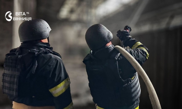 Вибиті вікна й потрощений дах наслідки ворожого удару на Вінниччині Вибиті вікна й потрощений дах наслідки ворожого удару на Вінниччині